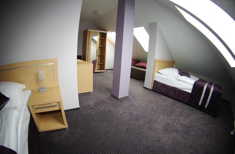Hotel Pod Zlota Korona Opole Habitación foto